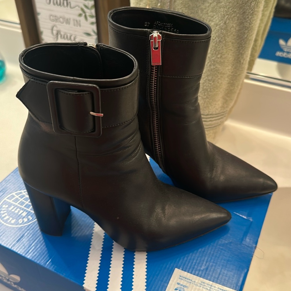 Pre-loved heeled ankle boots